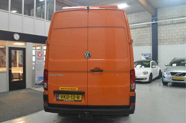 Volkswagen CRAFTER 35 2.0 TDI L3H3 Highline // 181.000 km // AIRCO // CRUISE // CARPLAY // CAMERA // ZWAAILAMP // TREKHAAK //