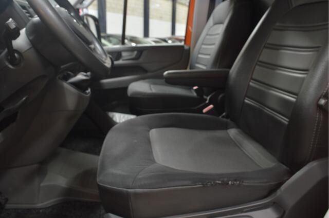 Volkswagen CRAFTER 35 2.0 TDI L3H3 Highline // 181.000 km // AIRCO // CRUISE // CARPLAY // CAMERA // ZWAAILAMP // TREKHAAK //