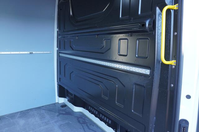 Volkswagen CRAFTER 35 140pk Automaat L3H2/L2H1 Apple Carplay Trekhaak Navigatie Camera Cruise control Airco 3-zits