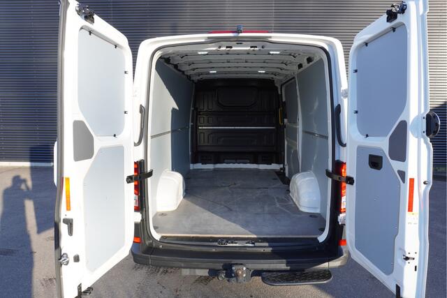 Volkswagen CRAFTER 35 140pk Automaat L3H2/L2H1 Apple Carplay Trekhaak Navigatie Camera Cruise control Airco 3-zits