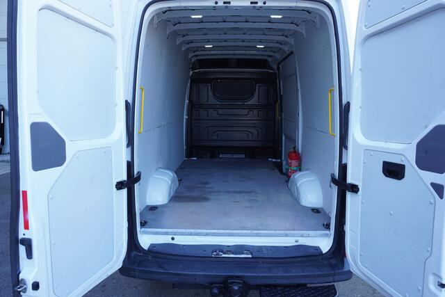 Volkswagen CRAFTER 35 163pk RWD L3H3/L2H2 3500kg Trekhaak Apple Carplay Camera Cruise control Navigatie Tacho