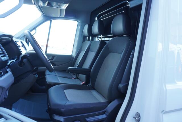 Volkswagen CRAFTER 35 163pk RWD L3H3/L2H2 3500kg Trekhaak Apple Carplay Camera Cruise control Navigatie Tacho