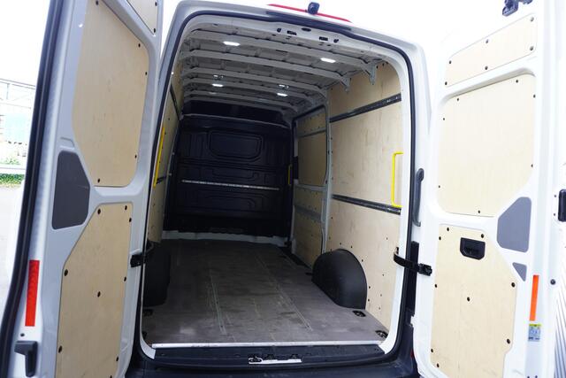 Volkswagen CRAFTER 35 180pk L3H3/L2H2 Apple Carplay Trekhaak Tacho LED Navigatie Camera Cruise control