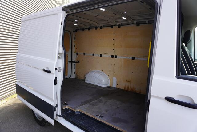 Volkswagen CRAFTER 35 180pk Automaat L3H2/L2H1 Apple Carplay Camera Navigatie Trekhaak Airco