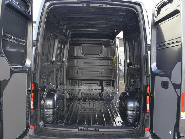 Volkswagen CRAFTER Bedrijfswagens 35 Trendline 2.0 TDI 140pk L3H3 · Trekhaak · Alarm · Tussenschot · Camera · P-Sensoren · Cruise Control · Garantie t/m 22-12-2028 of 120.000km