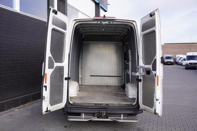 Volkswagen CRAFTER 2.0 TDI L3H3 EURO 6 - Airco - Cruise - Trekhaak - Camera - ¤ 17.900,- Excl.