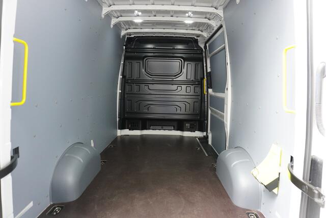 Volkswagen CRAFTER 180pk Automaat L3H3/L2H2 LED Cruise control Apple Carplay Parkeersensoren 3-Zits