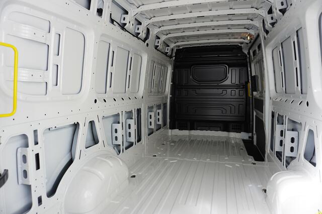 Volkswagen CRAFTER 35 177pk L4H3/L3H2 LED Apple Carplay Parkeersensoren Camera 3-Zits Multifunctioneel stuurwiel