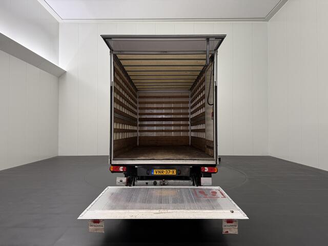 Volkswagen CRAFTER 2.0TDI 177PK Automaat Bakwagen | Laadklep | 3500Kg Trekhaak | Navigatie | Airco | Cruise | 3-Zits