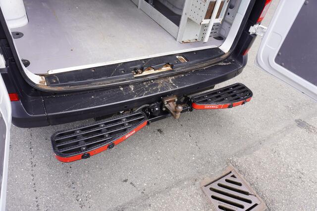 Volkswagen CRAFTER 180pk L4H3/L3H2 LED Imperiaal werkplaats inrichting Cruise control Trekhaak Camera