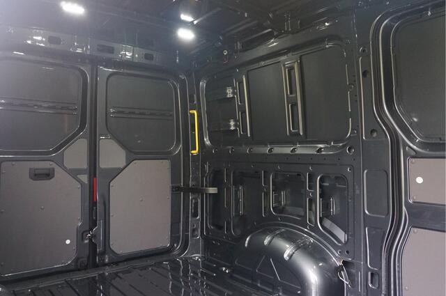 Volkswagen CRAFTER 35 177PK L3H2 AUT Facelift BPM VRIJ!! 13" Navi, Cam, Gev. Stoel, Alarm, LED!! NR. 424