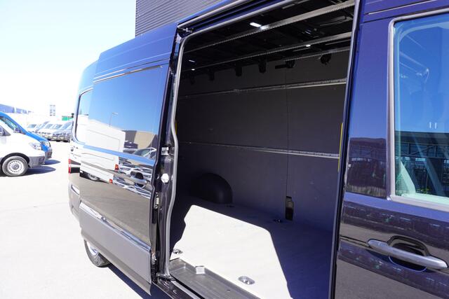 Volkswagen CRAFTER 35 177pk Automaat L4H3/L3H2 Facelift Navigatie Apple carplay Camera Trekhaak Digitaal dashboard Cruise control Parkeersensoren