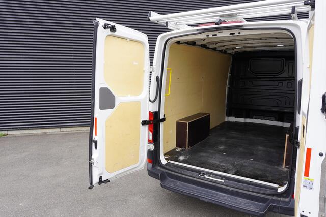 Volkswagen CRAFTER 35 140pk Automaat L3H2/L2H1 LED Apple Carplay Camera 17" Velgen Imperiaal Parkeersensoren