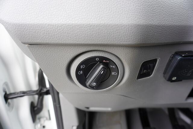 Volkswagen CRAFTER 140pk L4H3 360°Camera Trekhaak Apple Carplay Werkplaats inrichting Airco Iperiaal + Trap Cruise control