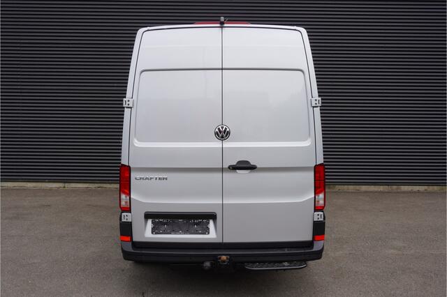 Volkswagen CRAFTER 180pk Automaat L3H3/L2H2 2x Schuifdeur Trekhaak Apple Carplay ACC Cruise control Camera Parkeersensoren