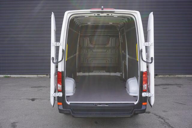 Volkswagen CRAFTER 35 140pk 2.0 TDI L4H3/ L3H2 Cruise control Camera Apple Carplay Parkeersensoren 3-zits