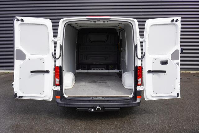 Volkswagen CRAFTER 35 140pk L3H2/L2H1 Cruise control Airco Trekhaak 3-Zits Laadruimte betimmering Bluetooth