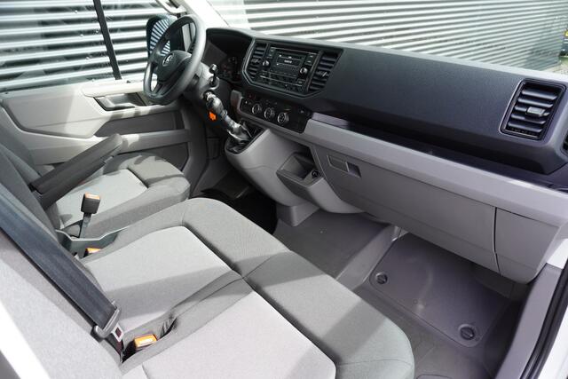 Volkswagen CRAFTER 35 140pk L3H2/L2H1 Cruise control Airco Trekhaak 3-Zits Laadruimte betimmering Bluetooth