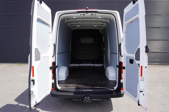 Volkswagen CRAFTER 140pk Camera Parkeersensoren Apple Carplay Airco Trekhaak Cruise control