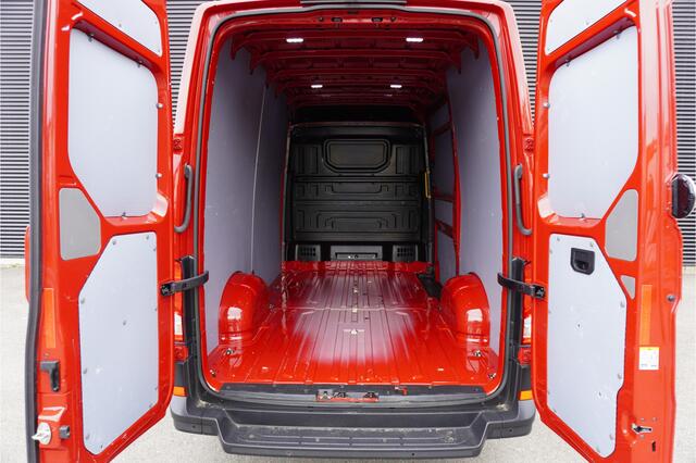 Volkswagen CRAFTER 140pk Automaat L3H3/L2H2 Apple Carplay Camera Stoelverwarming Cruise control Sidebars