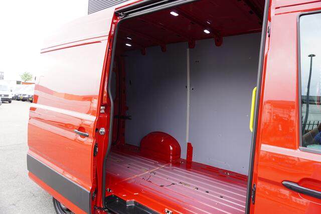 Volkswagen CRAFTER 140pk Automaat L3H3/L2H2 Apple Carplay Camera Stoelverwarming Cruise control Sidebars