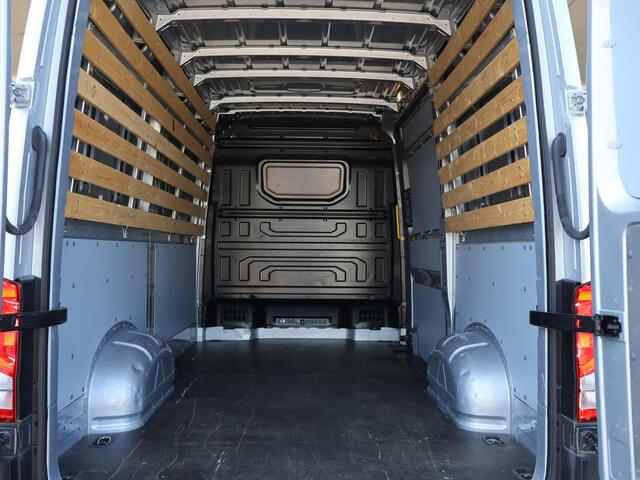Volkswagen CRAFTER 35 2.0 TDI 140 PK L3H3 TWO-TONE + 3000 KG TREKHAAK | APPLE CARPLAY | CRUISE | SIDEBARS | NAVIGATIE