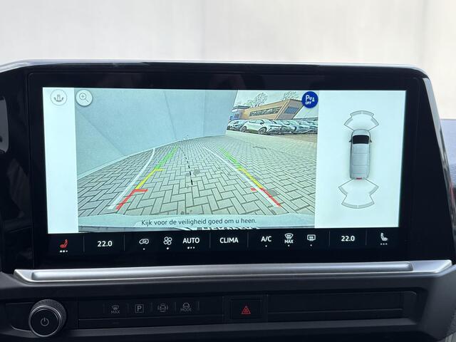 Volkswagen E-Transporter Caravelle 32 L1H1 Life 64 kWh Automaat / NIEUW/ Fabrieksgarantie tot 12-2027 / 8 Persoons / Stone Gray / Warmtepomp / Apple Carplay/Android Auto / Licht en zicht-pakket / Keyless entry / draadloze telefoonlader /