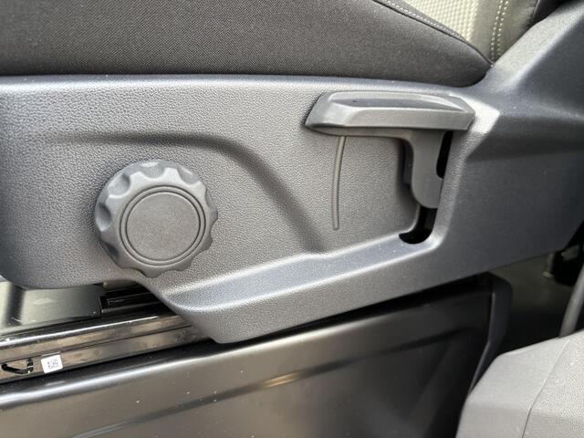 Volkswagen E-Transporter Caravelle 32 L1H1 Life 64 kWh Automaat / NIEUW/ Fabrieksgarantie tot 12-2027 / 8 Persoons / Stone Gray / Warmtepomp / Apple Carplay/Android Auto / Licht en zicht-pakket / Keyless entry / draadloze telefoonlader /