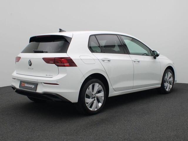 Volkswagen GOLF 1.5 eHybrid Life Edition Adaptieve Cruise Controle, Navi via Apple Carplay/Android Auto, Achteruitrijcamera, Stoel-Stuurverwarming, Keyless, 17" LM Velgen