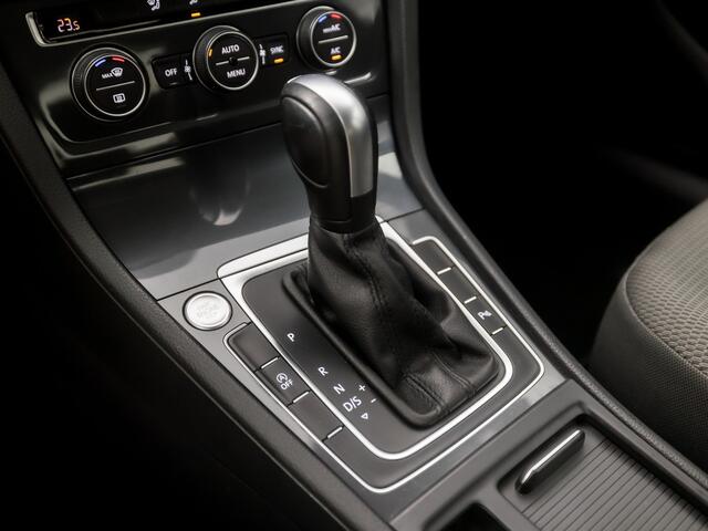 Volkswagen GOLF 1.5 TSI Sportline 150Pk Automaat (APPLE CARPLAY, GROOT NAVI, KEYLESS, ADAPTIVE CRUISE, SPORTSTOELEN, CAMERA, DAB+, PARKEERSENSOREN, NIEUWSTAAT)
