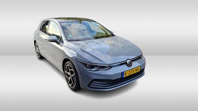 Volkswagen GOLF 1.5 TSI Style / Panoramadak / App connect / Parkeersensoren V+A / Stoel+stuurverwarming / Lichtmetaal 18 inch /