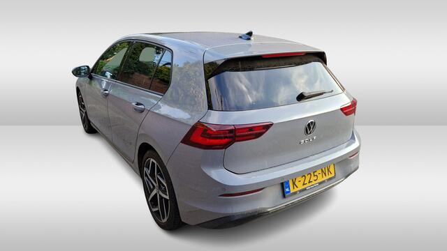 Volkswagen GOLF 1.5 TSI Style / Panoramadak / App connect / Parkeersensoren V+A / Stoel+stuurverwarming / Lichtmetaal 18 inch /