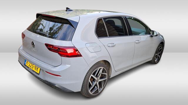 Volkswagen GOLF 1.5 TSI Style / Panoramadak / App connect / Parkeersensoren V+A / Stoel+stuurverwarming / Lichtmetaal 18 inch /