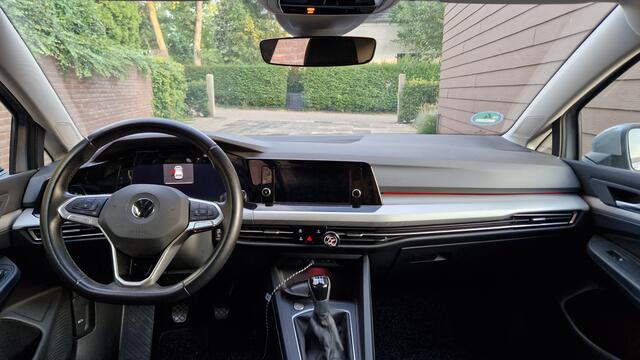 Volkswagen GOLF 1.5 TSI Style / Panoramadak / App connect / Parkeersensoren V+A / Stoel+stuurverwarming / Lichtmetaal 18 inch /