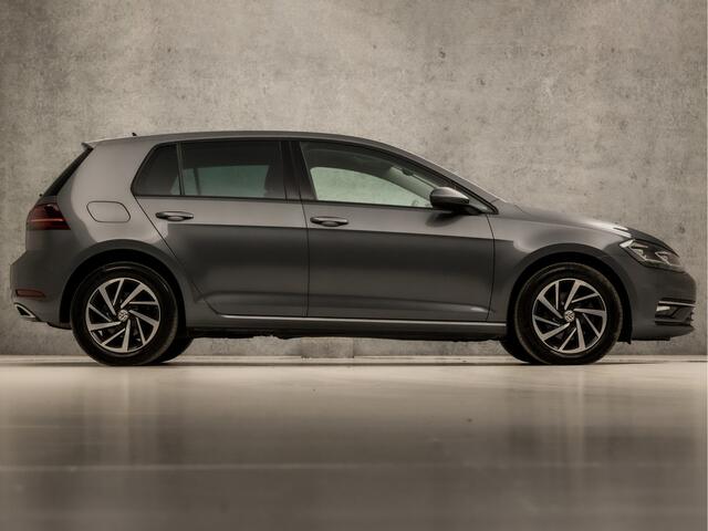 Volkswagen GOLF 1.5 TSI Sportline 150Pk (APPLE CARPLAY, GROOT NAVI, DYNAMISCHE KNIPPERLICHTEN, LED KOPLAMPEN, STOELVERWARMING, SPORTSTOELEN, PARKEERSENSOREN, GETINT GLAS, NIEUWE APK, NIEUWSTAAT)