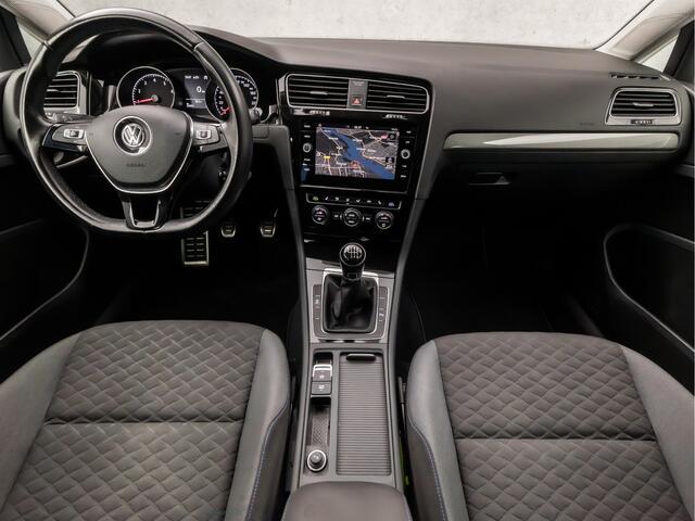 Volkswagen GOLF 1.5 TSI Sportline 150Pk (APPLE CARPLAY, GROOT NAVI, DYNAMISCHE KNIPPERLICHTEN, LED KOPLAMPEN, STOELVERWARMING, SPORTSTOELEN, PARKEERSENSOREN, GETINT GLAS, NIEUWE APK, NIEUWSTAAT)