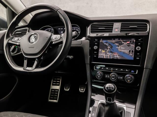 Volkswagen GOLF 1.5 TSI Sportline 150Pk (APPLE CARPLAY, GROOT NAVI, DYNAMISCHE KNIPPERLICHTEN, LED KOPLAMPEN, STOELVERWARMING, SPORTSTOELEN, PARKEERSENSOREN, GETINT GLAS, NIEUWE APK, NIEUWSTAAT)