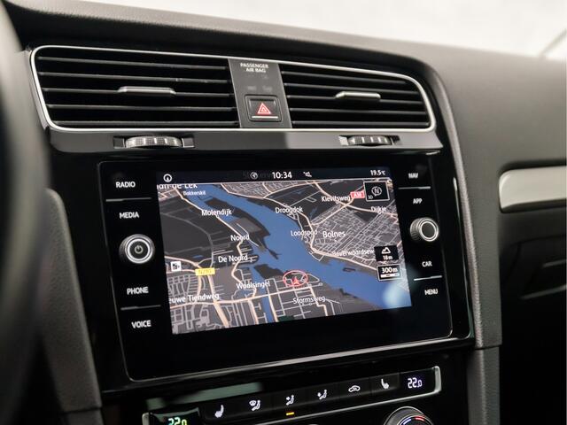 Volkswagen GOLF 1.5 TSI Sportline 150Pk (APPLE CARPLAY, GROOT NAVI, DYNAMISCHE KNIPPERLICHTEN, LED KOPLAMPEN, STOELVERWARMING, SPORTSTOELEN, PARKEERSENSOREN, GETINT GLAS, NIEUWE APK, NIEUWSTAAT)