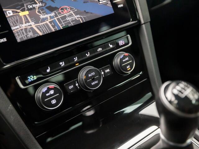 Volkswagen GOLF 1.5 TSI Sportline 150Pk (APPLE CARPLAY, GROOT NAVI, DYNAMISCHE KNIPPERLICHTEN, LED KOPLAMPEN, STOELVERWARMING, SPORTSTOELEN, PARKEERSENSOREN, GETINT GLAS, NIEUWE APK, NIEUWSTAAT)
