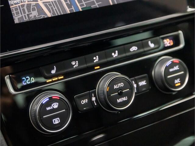 Volkswagen GOLF 1.5 TSI Sportline 150Pk (APPLE CARPLAY, GROOT NAVI, DYNAMISCHE KNIPPERLICHTEN, LED KOPLAMPEN, STOELVERWARMING, SPORTSTOELEN, PARKEERSENSOREN, GETINT GLAS, NIEUWE APK, NIEUWSTAAT)