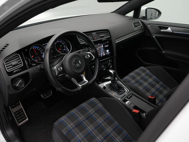 Volkswagen GOLF 1.4 TSI 204 pk DSG GTE | Navigatie Discover Pro | Stoelverwarming | Parkeersensoren voor/achter | Apple Carplay / Android Auto | Climatronic | Adaptive Cruise | 16 inch