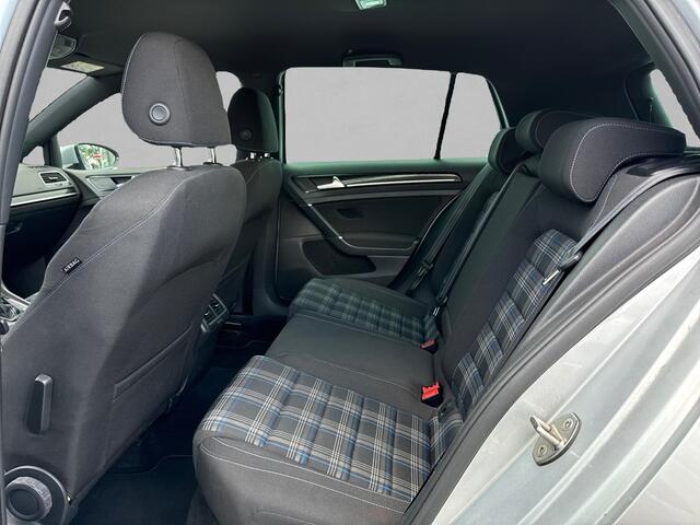 Volkswagen GOLF 1.4 TSI GTE Connected Series CLIMATE / CRUISE / NAVI / PDC / NIEUWSTAAT!!