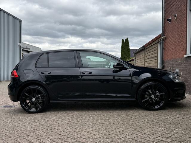 Volkswagen GOLF 1.4 TSI ACT Connected Series | MASSAGE | NAVI | PDC | STOELVERWARMING |
