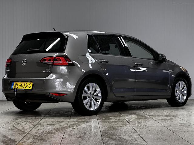 Volkswagen GOLF 1.0 TSI Connected Series/ Trekhaak!/ 16''LMV/ LED Dagrijverl./ Camera/ DAB+/ Apple+Android/ Clima/ Navi/ Cruise/ Bluetooth/ Multi.LEDER.Stuur/ Elek.Pakket/ Isofix/ PDC V+A.