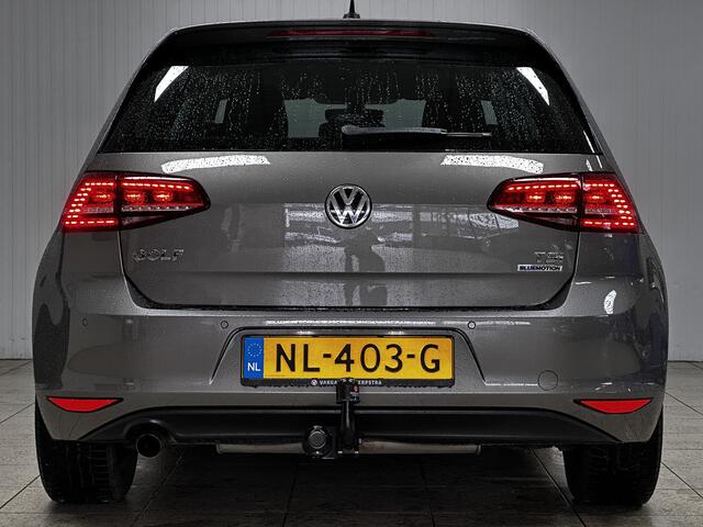 Volkswagen GOLF 1.0 TSI Connected Series/ Trekhaak!/ 16''LMV/ LED Dagrijverl./ Camera/ DAB+/ Apple+Android/ Clima/ Navi/ Cruise/ Bluetooth/ Multi.LEDER.Stuur/ Elek.Pakket/ Isofix/ PDC V+A.