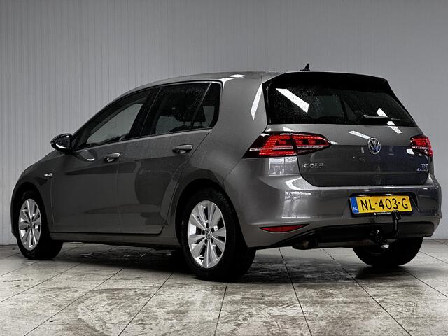 Volkswagen GOLF 1.0 TSI Connected Series/ Trekhaak!/ 16''LMV/ LED Dagrijverl./ Camera/ DAB+/ Apple+Android/ Clima/ Navi/ Cruise/ Bluetooth/ Multi.LEDER.Stuur/ Elek.Pakket/ Isofix/ PDC V+A.
