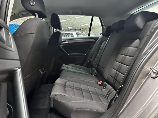 Volkswagen GOLF 1.0 TSI Connected Series/ Trekhaak!/ 16''LMV/ LED Dagrijverl./ Camera/ DAB+/ Apple+Android/ Clima/ Navi/ Cruise/ Bluetooth/ Multi.LEDER.Stuur/ Elek.Pakket/ Isofix/ PDC V+A.