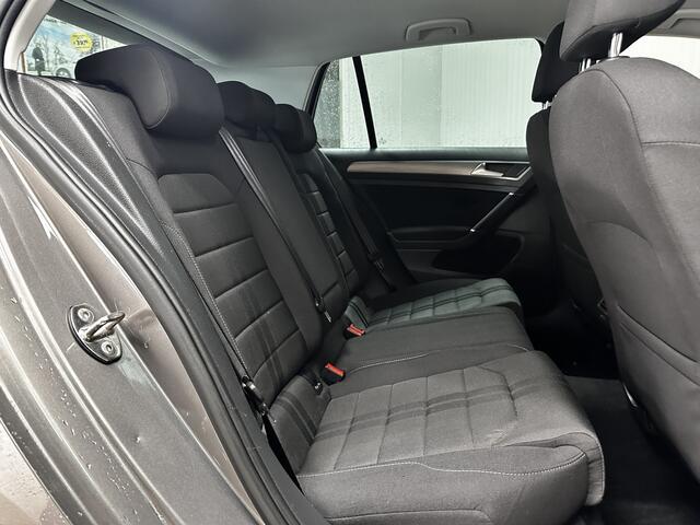 Volkswagen GOLF 1.0 TSI Connected Series/ Trekhaak!/ 16''LMV/ LED Dagrijverl./ Camera/ DAB+/ Apple+Android/ Clima/ Navi/ Cruise/ Bluetooth/ Multi.LEDER.Stuur/ Elek.Pakket/ Isofix/ PDC V+A.