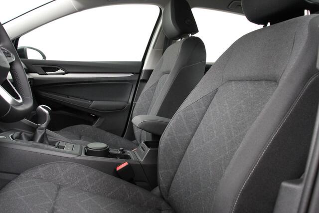 Volkswagen GOLF 1.5 TSI 130pk Life Navigatie Climate control Camera Led Parkeer sensoren Virtuel Cockpit Stoel en Stuur verwarming