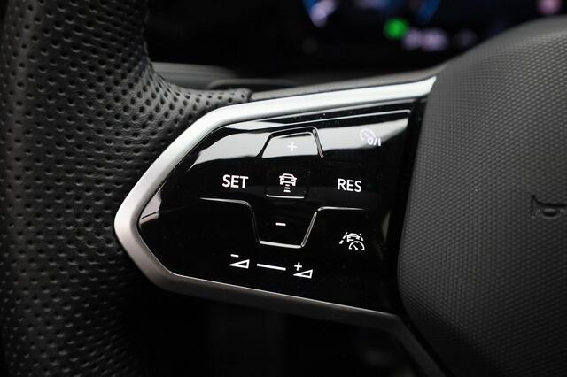 Volkswagen GOLF 1.5eTSI/150PK R-Line Blackstyle DSG · Panoramadak · Trekhaak · Camera + Parkeersensoren · Garantie tot december 2025